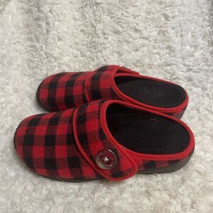 Vionic Red and Black Plaid women Slippers Cozy Slip-On Comfort SZ6